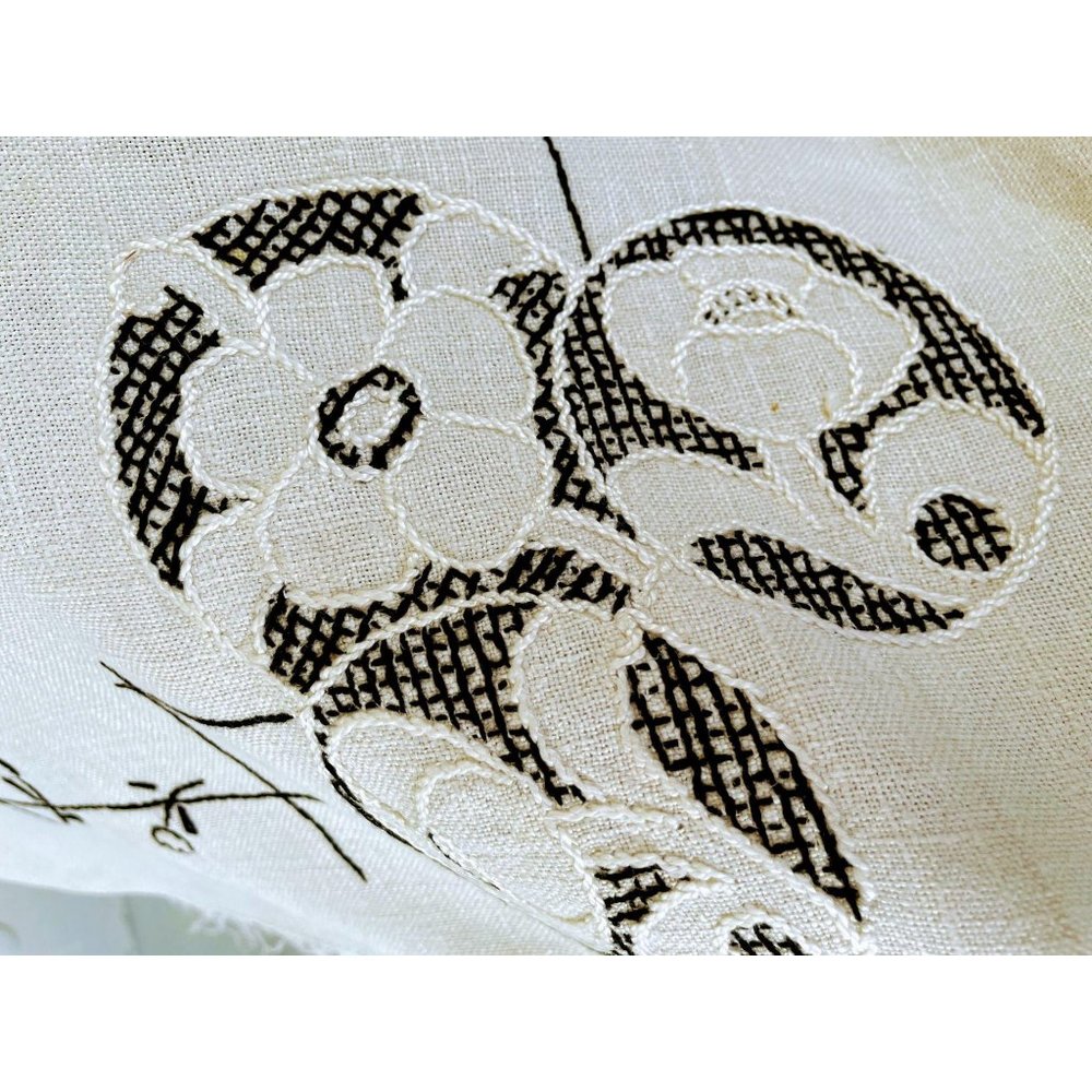 Vintage Flax Linen Embroidery small tablecloth - Picture 4 of 11
